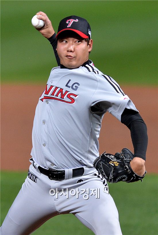 [포토]역투하는 LG 선발 류제국