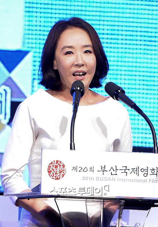 [포토] 강수연, 세월 무색한 '방부제 미모'