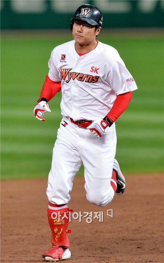 [포토]'동점 솔로포' 박정권, '가을에 야구 해야지!'