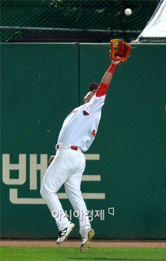 [포토]실점 막은 정의윤의 호수비