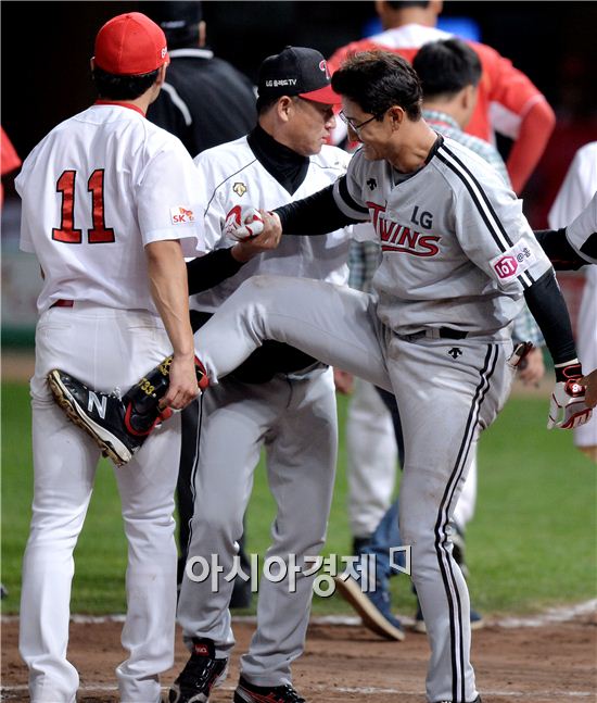 [포토]박용택, '고얀 놈, 감히 헤드샷을 던져!'