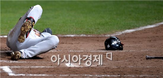 [포토]헤드샷 맞고 쓰러진 LG 박용택