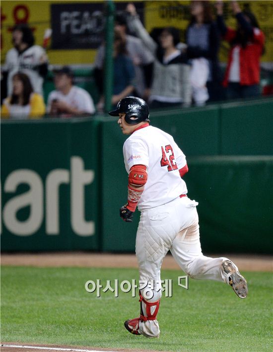 [포토]정상호, '쐐기 스리런 넘어갑니다'