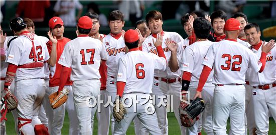 [포토]SK, '가을 남자들의 5강 굳히기'