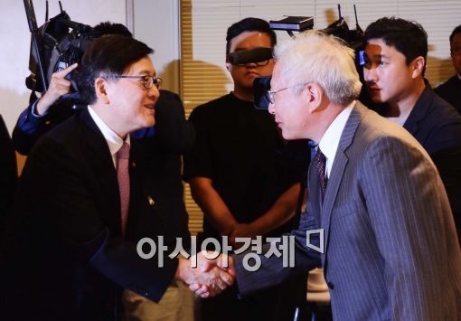 [포토]인사 나누는 정진엽-이윤성