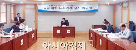 장흥군(군수 김성)은 ‘국민행복, 규제개혁 발굴 공모전’을 실시해 최종 5건의 우수 건의과제를 선정했다.