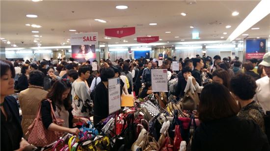 코리아 블랙프라이데이 첫 날인 1일 롯데백화점 본점 9층 행사장. 물건을 구매하려는 사람들로 북새통을 이루고 있다. 