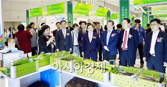 전남대병원은 1일 광주 김대중컨벤션센터에서 열리고 있는 시니어·의료산업박람회장에서 전남대병원 권역외상센터 홍보부스 개소식을 갖고 국내외 의료관계자를 대상으로 본격적인 홍보를 펼치고 있다.
