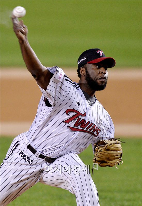 [포토]역투하는 LG 선발 소사