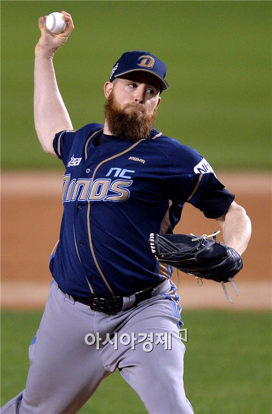 [포토]역투하는 NC 선발 해커