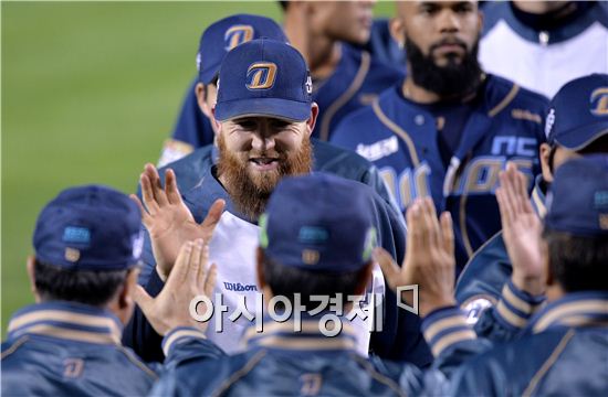 [포토]해커, '시즌 19승으로 다승 단독 선두 올랐어요'