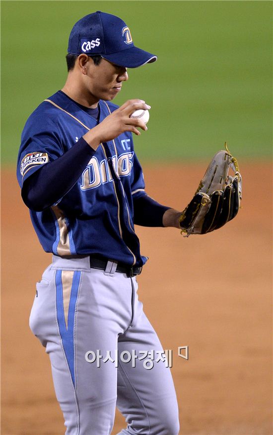 [포토]모창민, '실책으로 한 점을 헌납하다니…'
