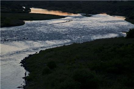 [조문환의 평사리日記]저녁 강