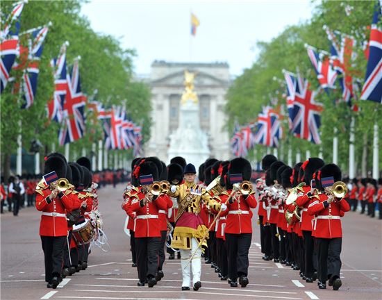 영국 근위병 군악대의 모습. 서구 국가들의 군악대는 18세기에 대부분 만들어졌으며, 주요 악기들인 트럼펫, 심벌즈, 베이스 드럼 등은 모두 오스만 투르크에서 건너간 악기들이었다.(사진=아시아경제DB)