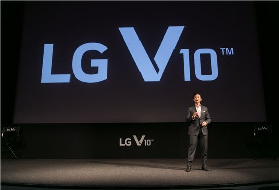 LG전자 미국법인 모바일 마케팅팀 프랭크 리 부장이 'LG V10'을 공개하고 있다.