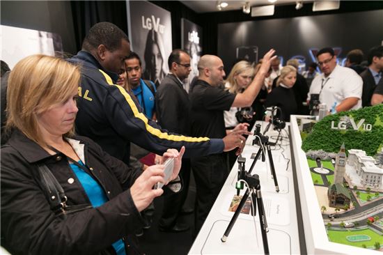 북미지역 미디어 관계자들이 행사장에 전시된 'LG V10'를 살펴보고 있다. 