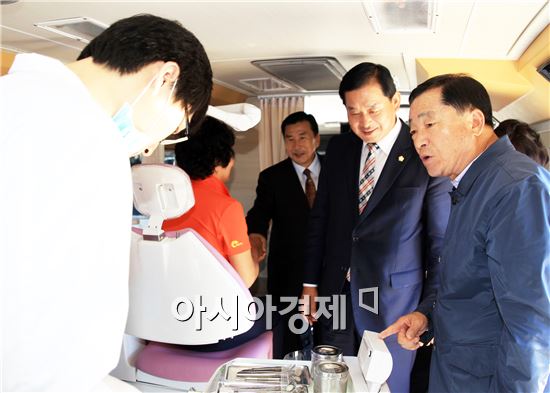 함평군보건소(보건소장 박성희)는 2일 월야면 내세경로당에서 지역 어르신 및 월야면 기관·단체장 100여명을 모시고 치과이동진료 발대식을 가졌다. 이날 안병호 함평군수, 정수길 함평군의회 의장이  시설물을 둘러보고있다.
