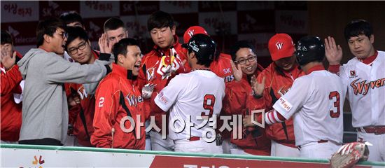 [포토]박재상, '투런포 넘기고 왔어'