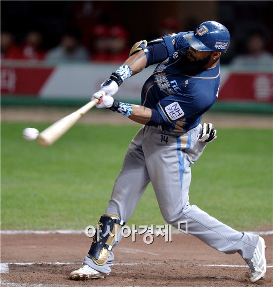 [포토]테임즈, '추가 1타점 적시타 간다!'