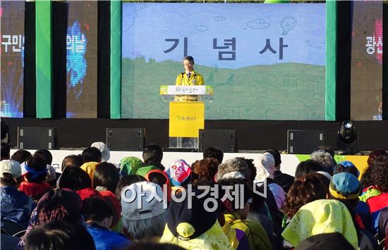 [포토]광산우리밀축제 개막~기념사하는 민형배 광산구청장