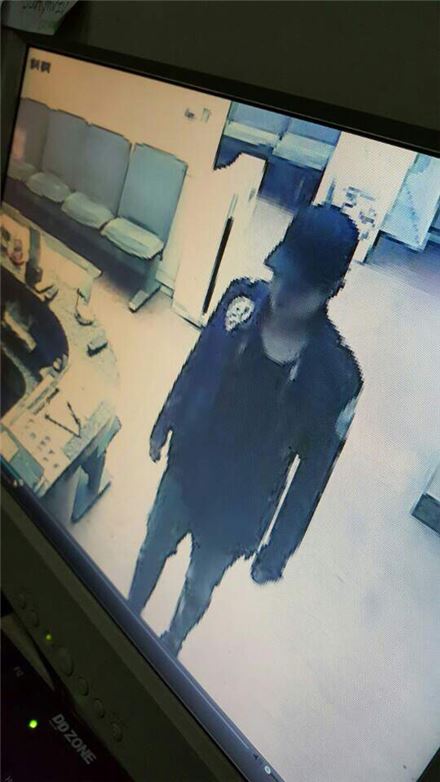 실내사격장서 권총과 실탄 빼앗아 달아난 男, 공개 수배…대체 누구?