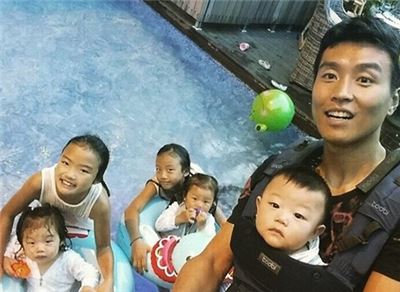 이동국, 오둥이와 수영장 방문…"아빤 슈퍼맨"