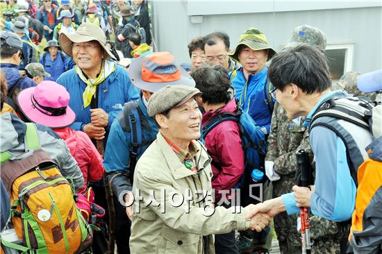 윤장현 광주광역시장은 3일 무등산 정상(군부대 내 지왕봉.인왕봉일원)에서 무등산 정상의 아름다운 비경을 만끽하도록 시민들에게 개방하는 행사를 가졌다. 정상에 올라온 시민들과 인사를 나누고 있다.