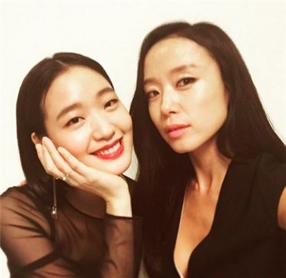 전도연, 과거 김고은과 찍은 셀카 보니…"카리스마 여배우들의 만남"