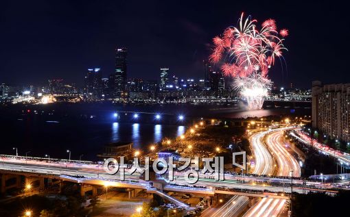 [포토]서울 도심에 터진 '알록달록' 불꽃