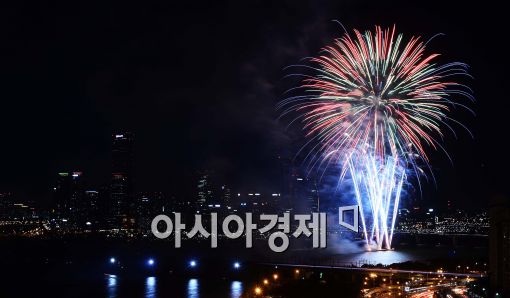 [포토]서울 도심과 어울러진 불꽃들...'화려함 속으로'