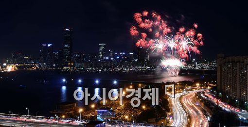 [포토]불꽃과 함께하는 서울하늘