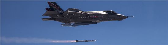 레이시온사의 암람 중거리 공대공 미사일을 발사하는 F-35