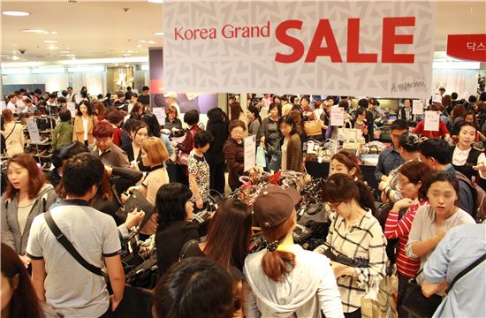 지난 1일 코리아 블랙프라이데이 첫 날, 롯데백화점 본점에 고객들이 몰리며 인산인해를 이루고 있다.
