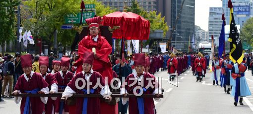 [포토]서울 도심에서 재현되는 '어가행렬'