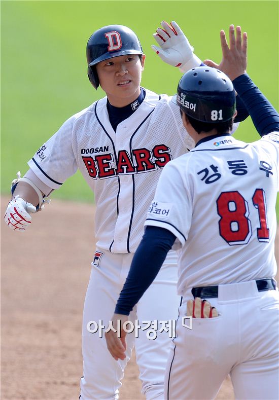 [포토]정수빈, '2타점으로 먼저 앞서간다!'