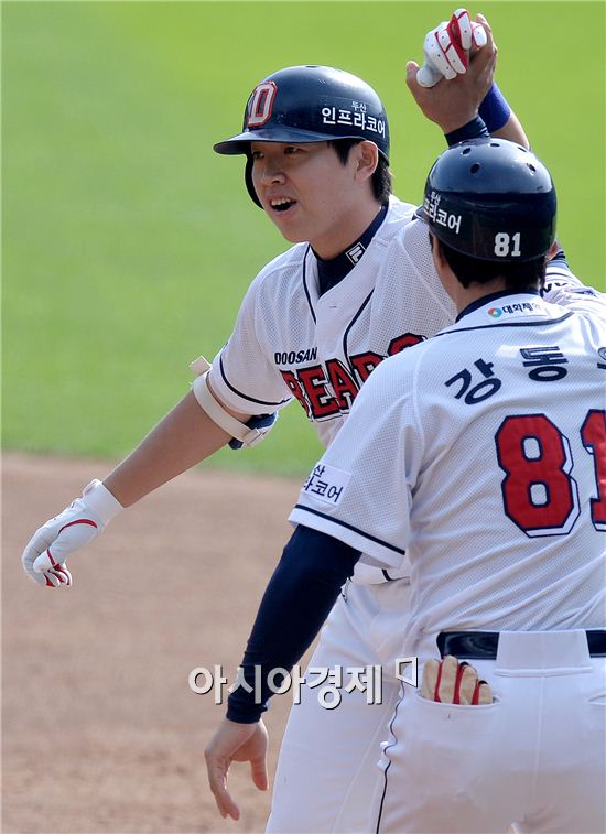 [포토]정수빈, '물러날 수 없는 경기 짜릿한 선제 2타점'