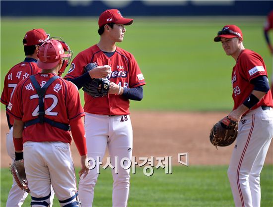 [포토]강판되는 KIA 선발 홍건희