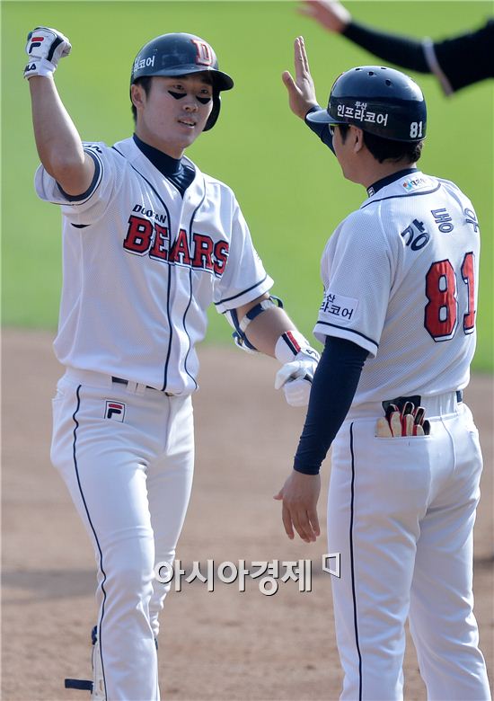 [포토]허경민, '귀중한 추가점 뽑았어요'