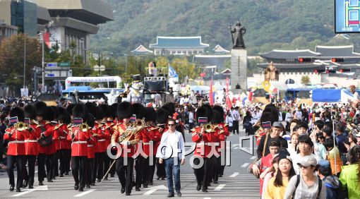 [포토]영국 근위병들이 광화문 도심에서 퍼레이드