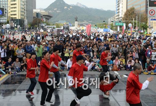 [포토]눈길끄는 길거리 비보잉