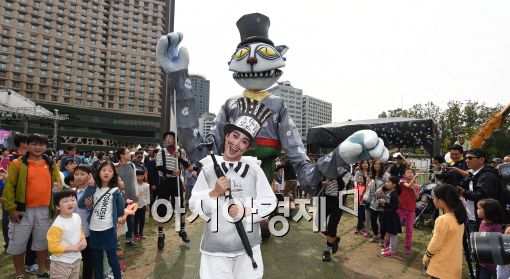[포토]도심에 나타난 이상한 나라의 앨리스