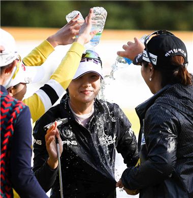 박성현이 OK저축은행 최종일 우승 직후 축하 물 세례를 받고 있다. 사진=KLPGA투어