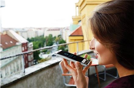 MS가 미국 공식 블로그에 윈도우 폰 이용자들이 코타나로 앱을 찾는 방법에 대해 소개하는 콘텐츠를 업로드했다. 이 여성이 들고 있는 루미아 폰은 '루미아 850' 모델이라는 추측이 우세하다. (사진 출처 : MS 블로그)