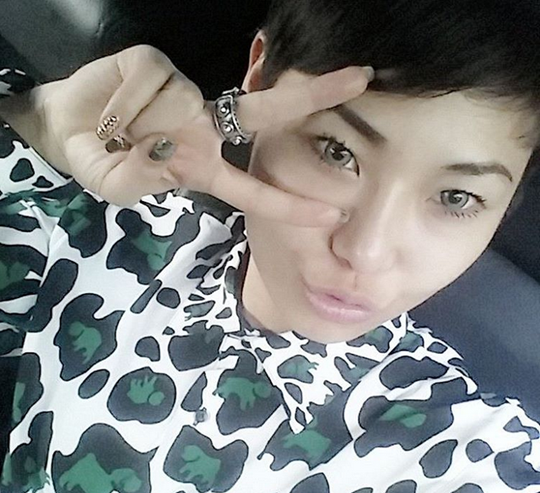 '복면가왕' 치타, 일상 생활 공개 '호피무늬 티에 컬러렌즈까지'