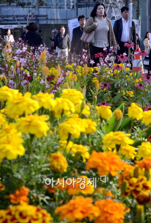 [포토]쌀쌀한 날씨 속 몸 웅크린채 출근하는 시민들