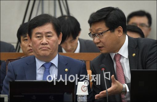 [포토]보고 받는 최경환 부총리