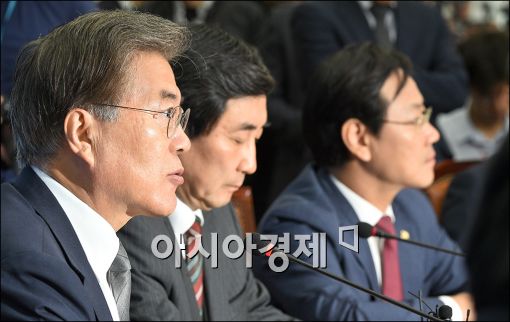문재인, 국정교과서 '여야 대표·원내대표' 공개토론 제안