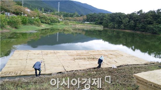 한국농어촌공사 구례지사,당촌저수지에 녹조방지보드 설치