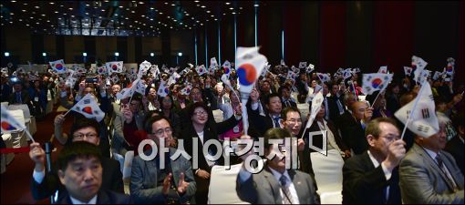 [포토]태극기 흔드는 세계한인회장들
