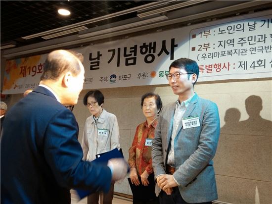김창식 메리츠참사랑봉사단 총무(사진 오른쪽)가 박홍섭 마포구청장으로부터 공로 표창장을 받고 있다. 